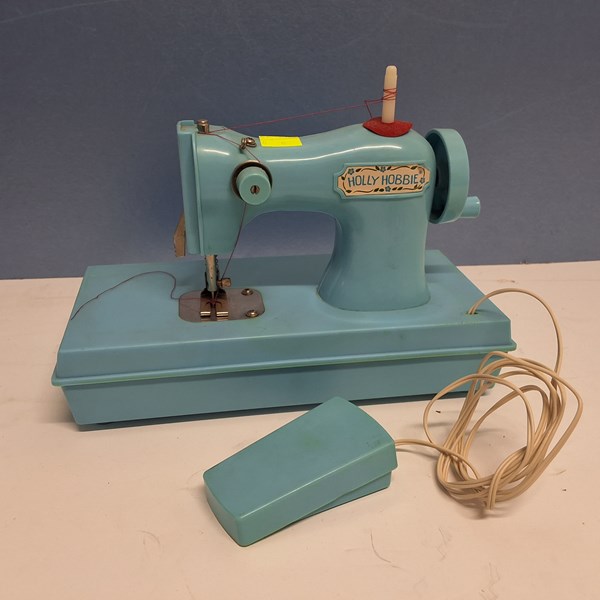Lot 1199 - TOY SEWING MACHINE