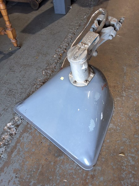Lot 251 - INDUSTRIAL LIGHT