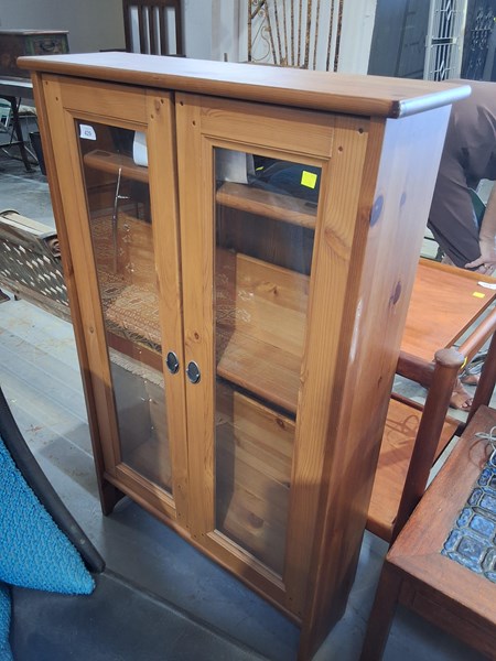 Lot 300 - DISPLAY CABINET