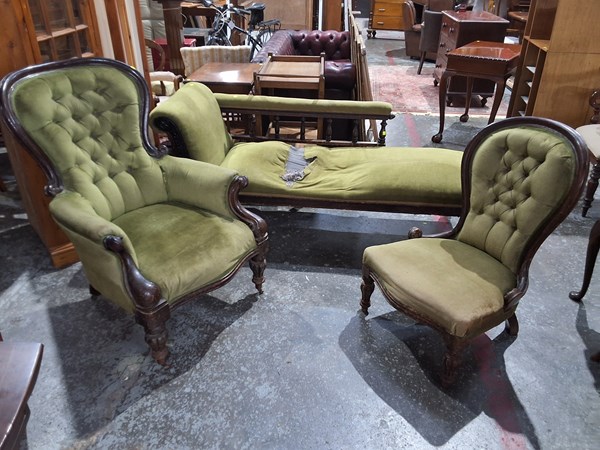 Lot 309 - LOUNGE SUITE