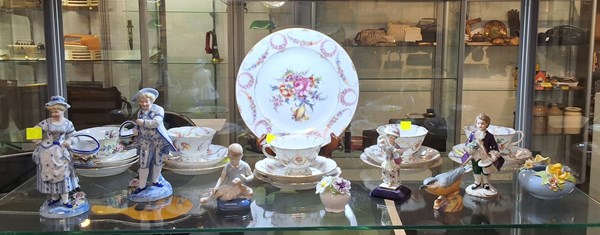Lot 1193 - PRETTY CHINA AND ORNAMENTS