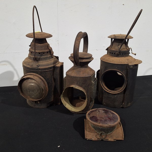 Lot 297 - LAMP PARTS