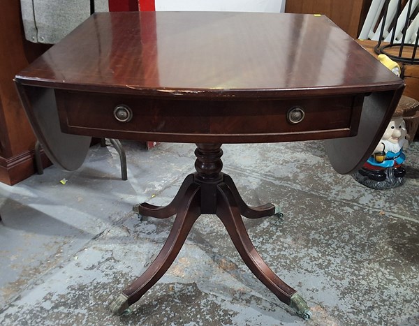 Lot 218 - DINING TABLE