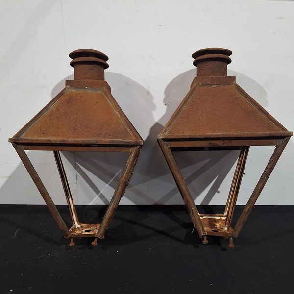 Lot 105 - STREET LIGHTS