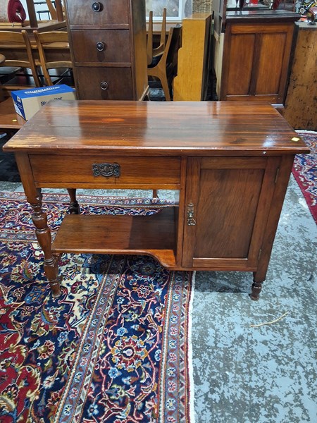 Lot 178 - DESK