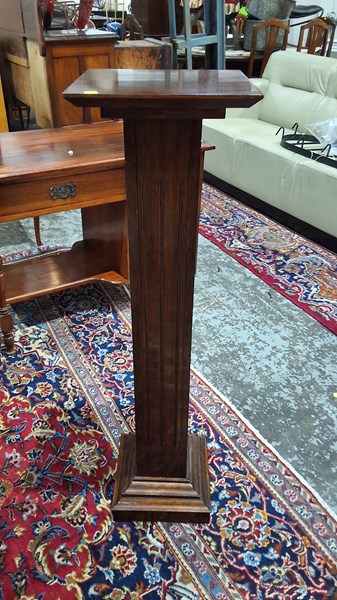 Lot 116 - PEDESTAL