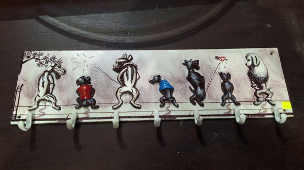Lot 391 - WALL HOOKS