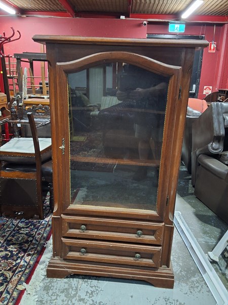 Lot 28 - DISPLAY CABINET