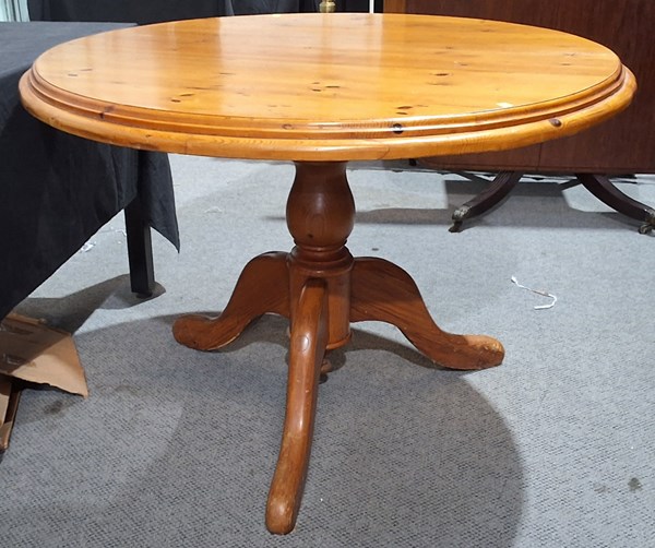 Lot 332 - DINING TABLE