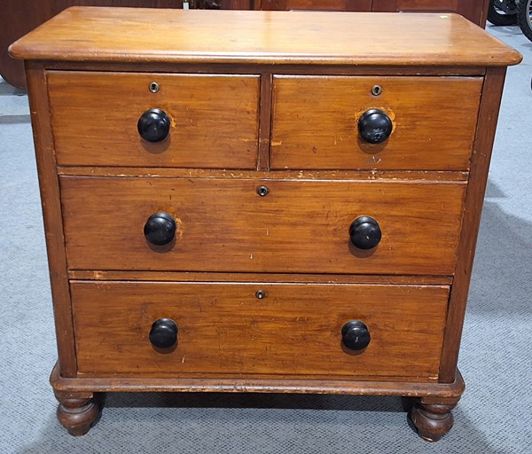 Lot 9 - CHEST OF DRAWERS