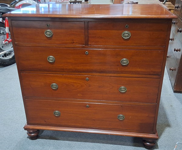 Lot 24 - CHEST OF DRAWERS