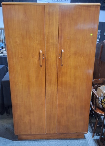 Lot 190 - GENTLEMANS WARDROBE
