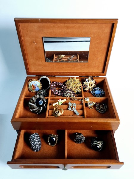 Lot 1047 - COSTUME JEWELLERY