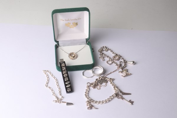 Lot 1024 - JEWELLERY