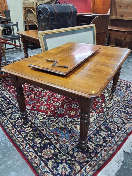 Lot 195 - DINING TABLE