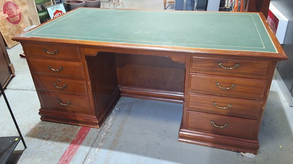 Lot 431 - DESK