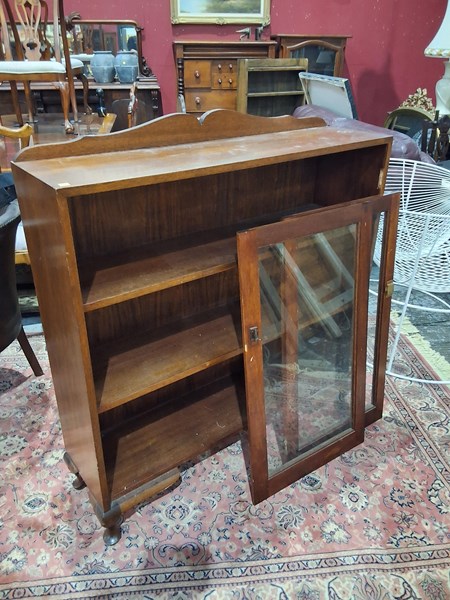 Lot 312 - BOOKSHELF