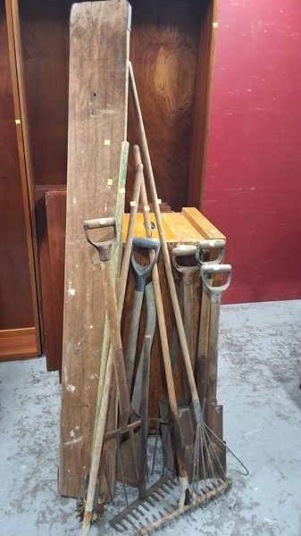 Lot 268 - GARDEN TOOLS
