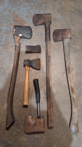 Lot 462 - AXES