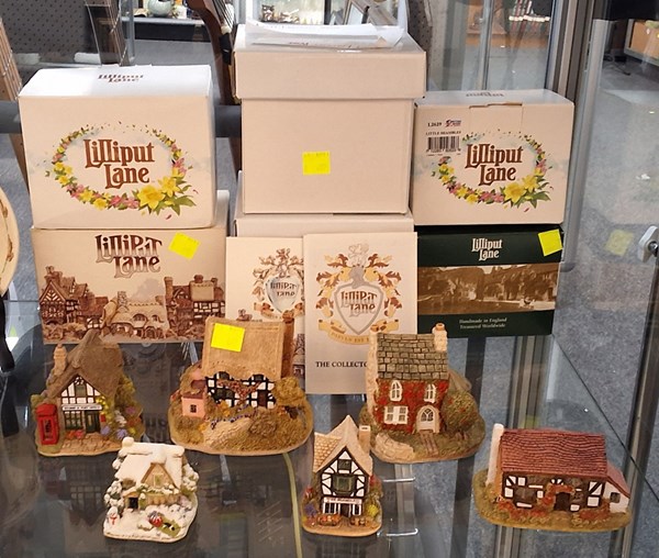 Lot 1128 - LILLIPUT LANE MODELS