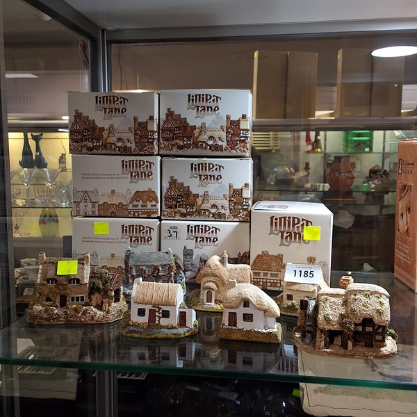 Lot 1185 - LILLIPUT LANE MODELS
