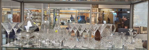 Lot 1330 - GLASSWARE