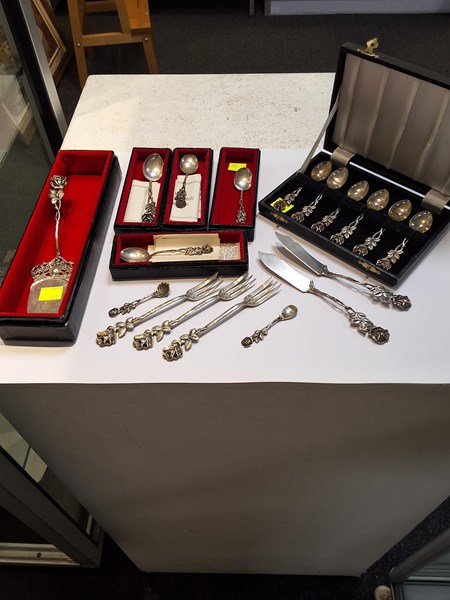 Lot 1041 - SILVER FLATWARE
