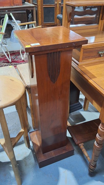 Lot 381 - PEDESTAL