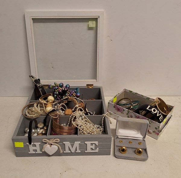 Lot 1319 - COSTUME JEWELLERY