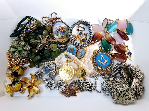 Lot 1076 - COSTUME JEWELLERY