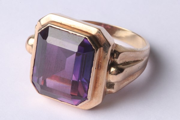 Lot 1001 - GOLD TOPAZ RING