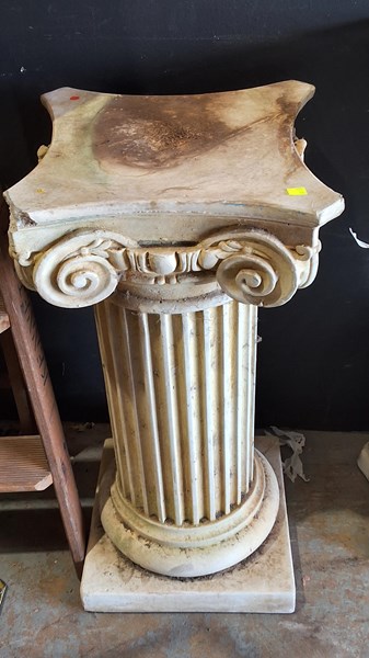 Lot 278 - PEDESTAL