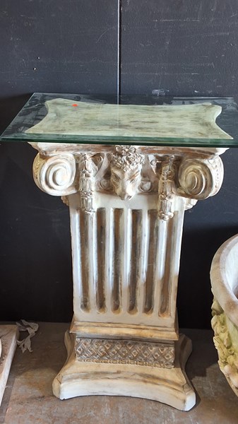 Lot 281 - PEDESTAL