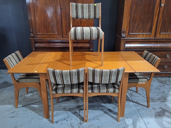 Lot 282 - DINING SUITE