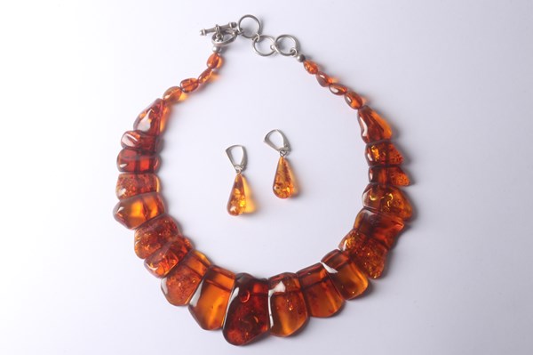 Lot 1011 - AMBER JEWELLERY