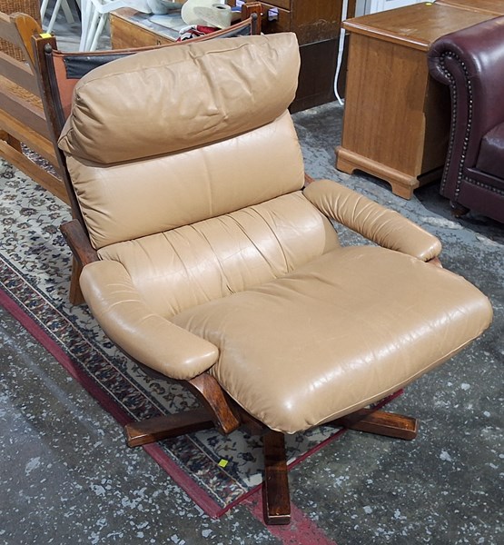 Lot 212 - SWIVEL CHAIR