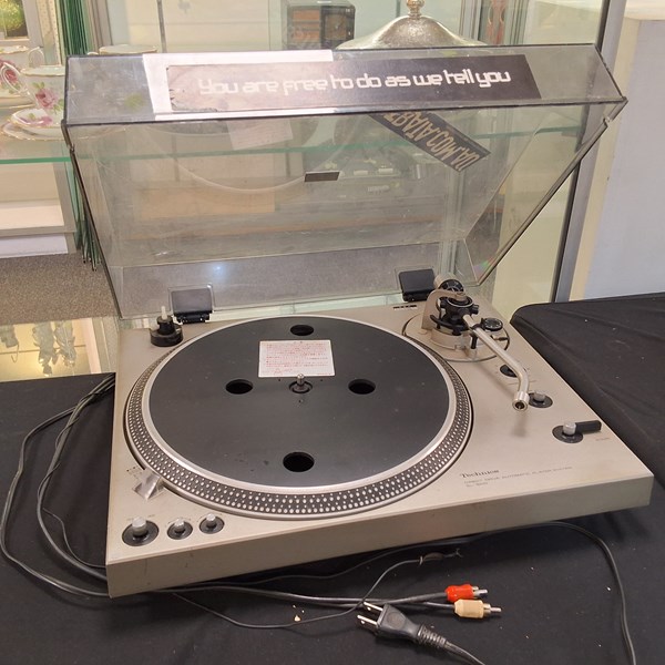 Lot 1176 - TECHNICS TURNTABLE