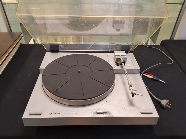 Lot 1179 - YAMAHA TURNTABLE