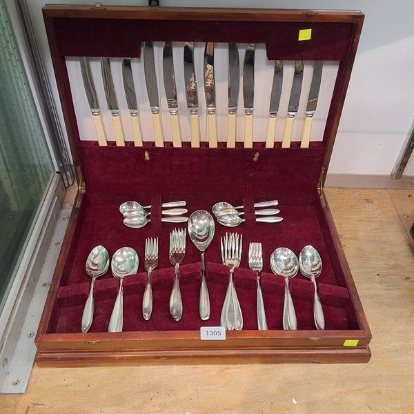 Lot 1305 - CUTLERY CANTEEN
