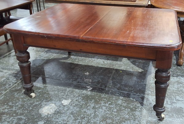 Lot 162 - DINING TABLE