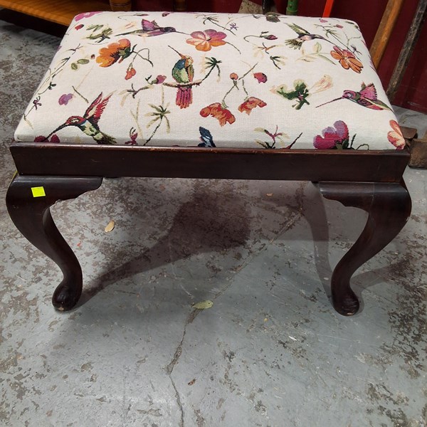 Lot 182 - STOOL
