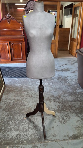 Lot 134 - DRESSMAKERS MANNEQUIN