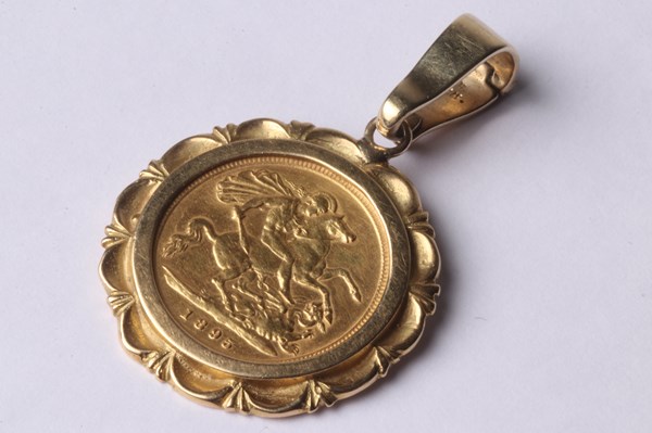 Lot 1022 - GOLD PENDANT
