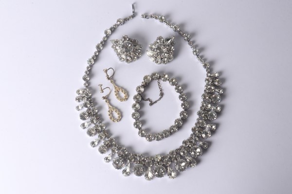Lot 1072 - COSTUME JEWELLERY