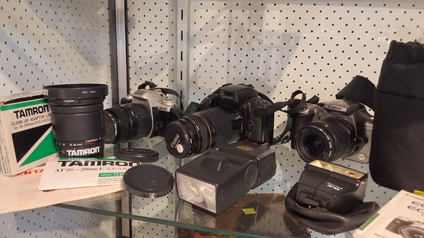 Lot 1323 - CAMERAS & LENSES