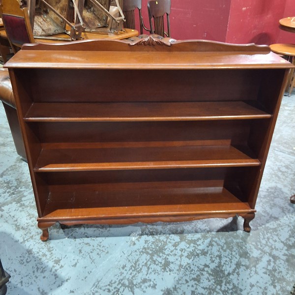 Lot 109 - BOOKSHELF