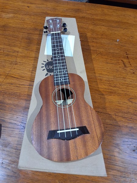 Lot 1303 - UKULELE
