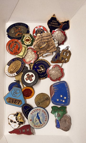 Lot 1074 - BADGES