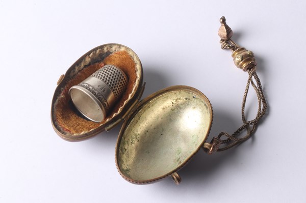 Lot 1028 - SEWING COLLECTABLE