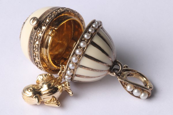 Lot 1010 - SILVER EGG PENDANT